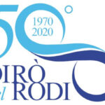 Logo dell'evento di commemorazione del cinquantevimo anniversario della tragedia del motopeschereccio "Rodi". Il logo presenta il numero 50 in azzurro a formare onde del mare e la scritta "dirò del Rodi" in blu