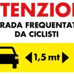 Cartello stradale che avvisa della possibile presenza di ciclisti su quel tratto di strada. Il testo recita: Attenzione, strada frequentata da ciclisti, rispettare la distanza di un metro e mezzo da loro