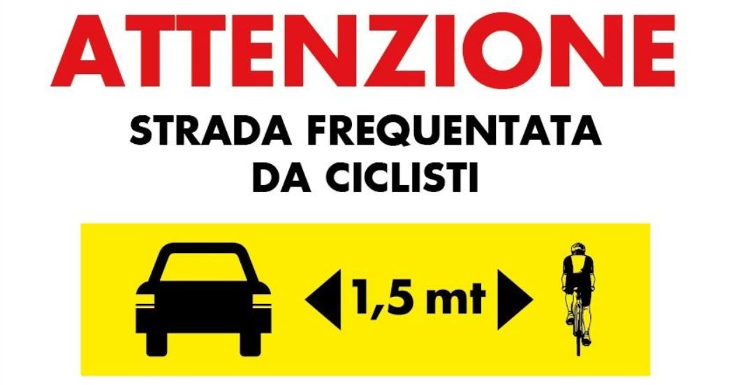 Cartello stradale che avvisa della possibile presenza di ciclisti su quel tratto di strada. Il testo recita: Attenzione, strada frequentata da ciclisti, rispettare la distanza di un metro e mezzo da loro