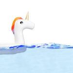 Nella foto c'è un gonfiabile da piscina raffigurante un unicorno bianco con coda e criniera coi colori dell'arcobaleno che galleggia.