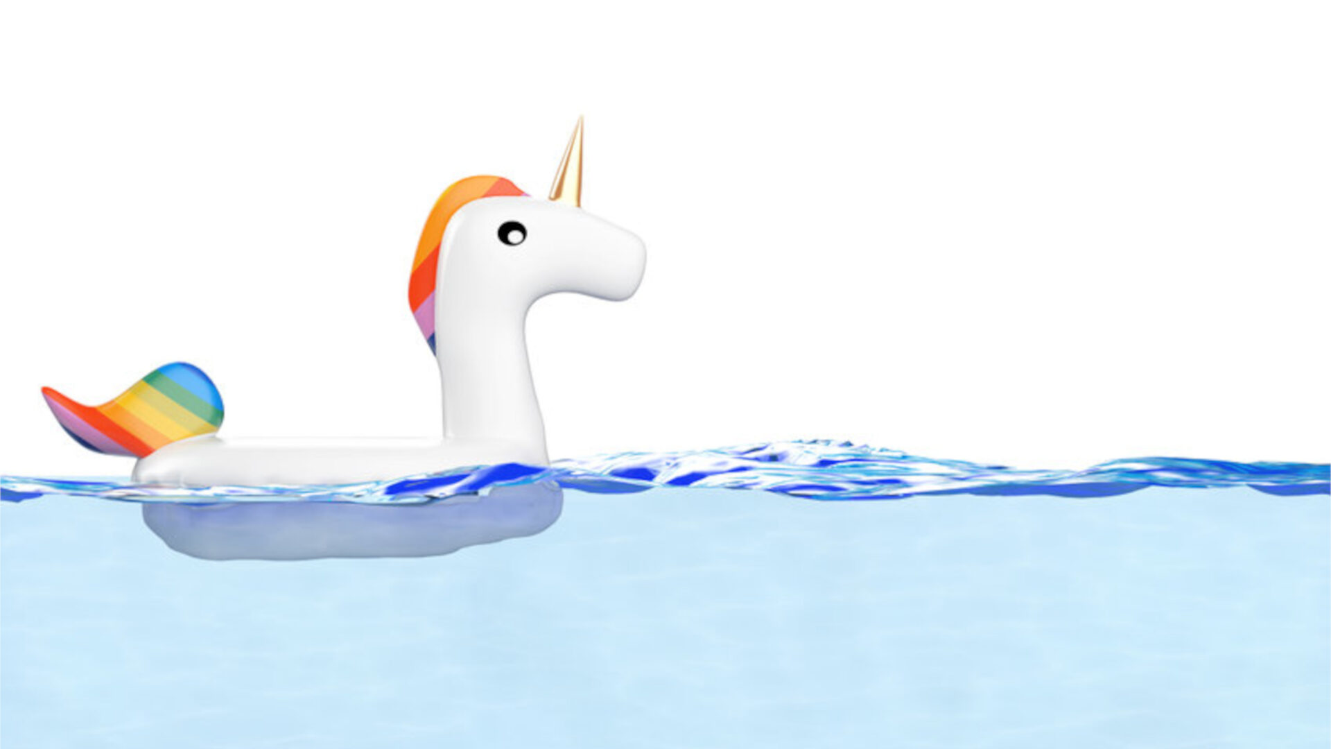 Nella foto c'è un gonfiabile da piscina raffigurante un unicorno bianco con coda e criniera coi colori dell'arcobaleno che galleggia.