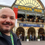 foto di Manfredo che indossa cordino Sunflower all'ingresso di Europa Park