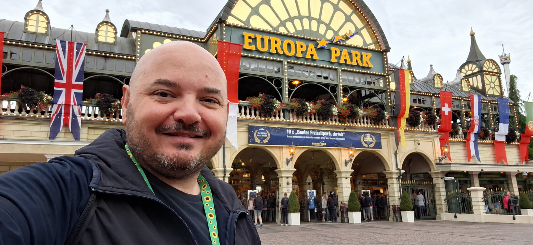 foto di Manfredo che indossa cordino Sunflower all'ingresso di Europa Park